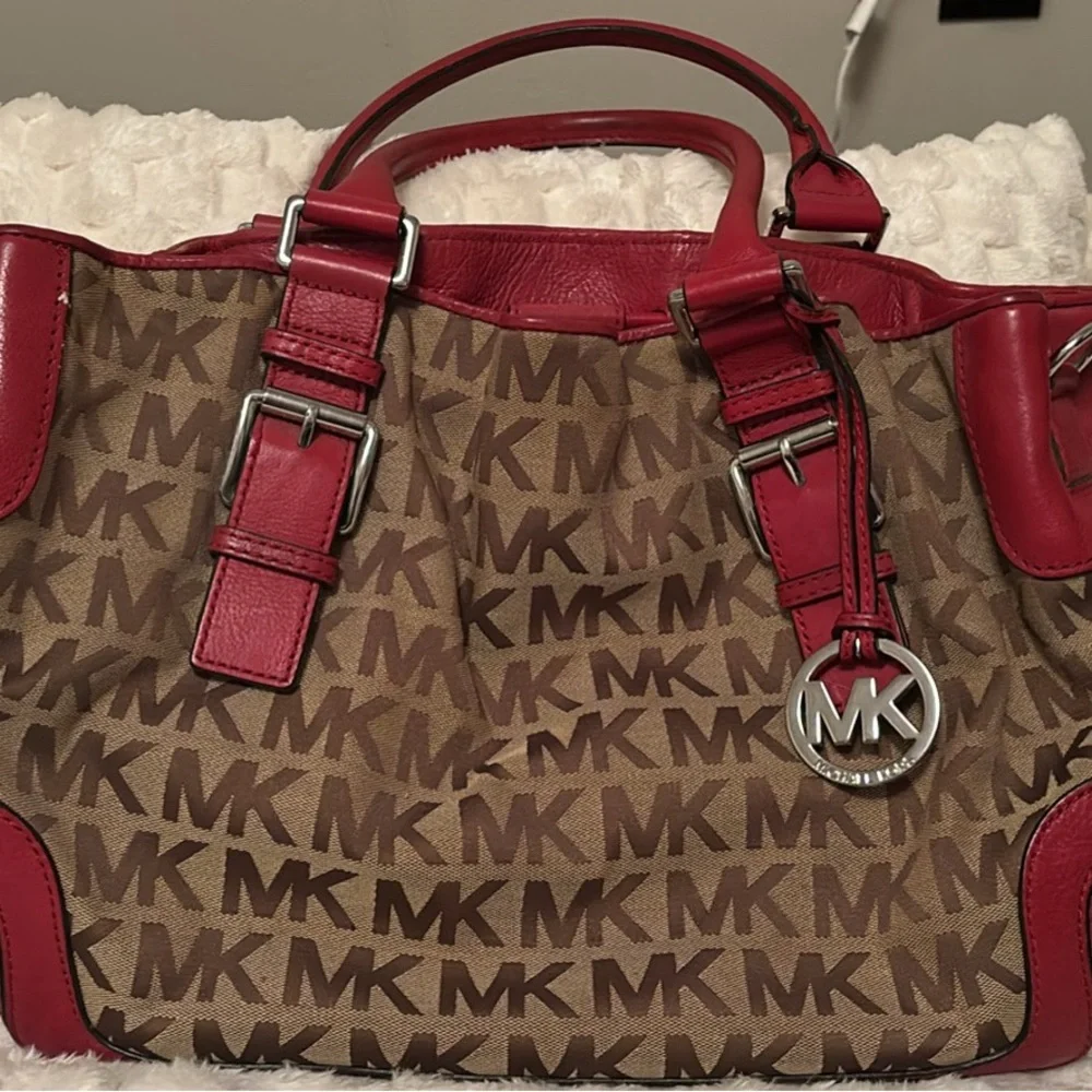 Michael Kors medium size purse - Picture 1 of 10